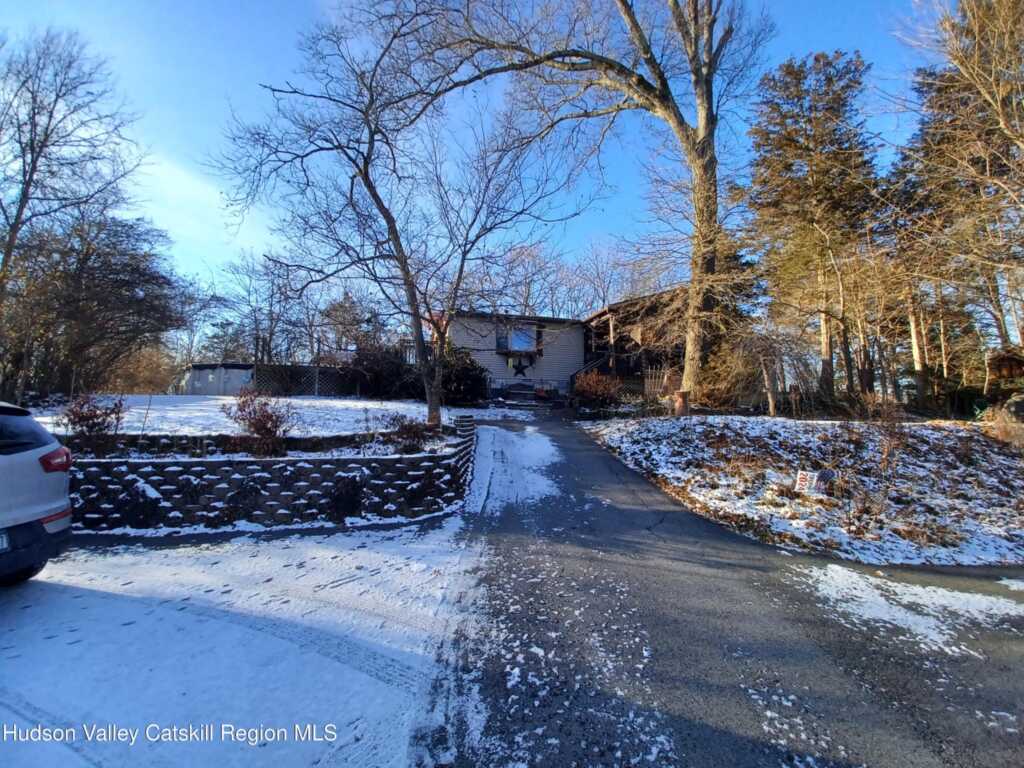 174 North Dr, Saugerties, NY 12477 - Photo 2 of 31