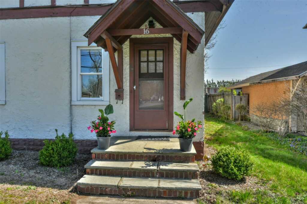 16 Roosevelt Avenue, Kingston, NY 12401