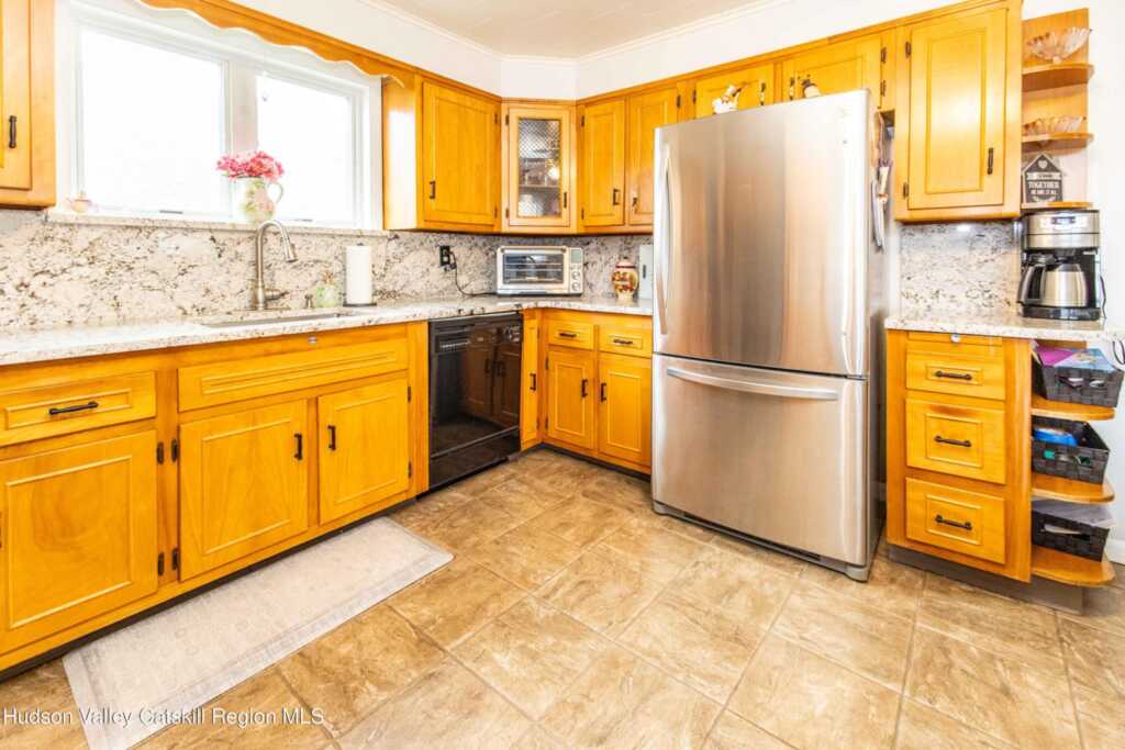 192 Delaware Street, Saugerties, NY 12477 - Photo 10 of 32
