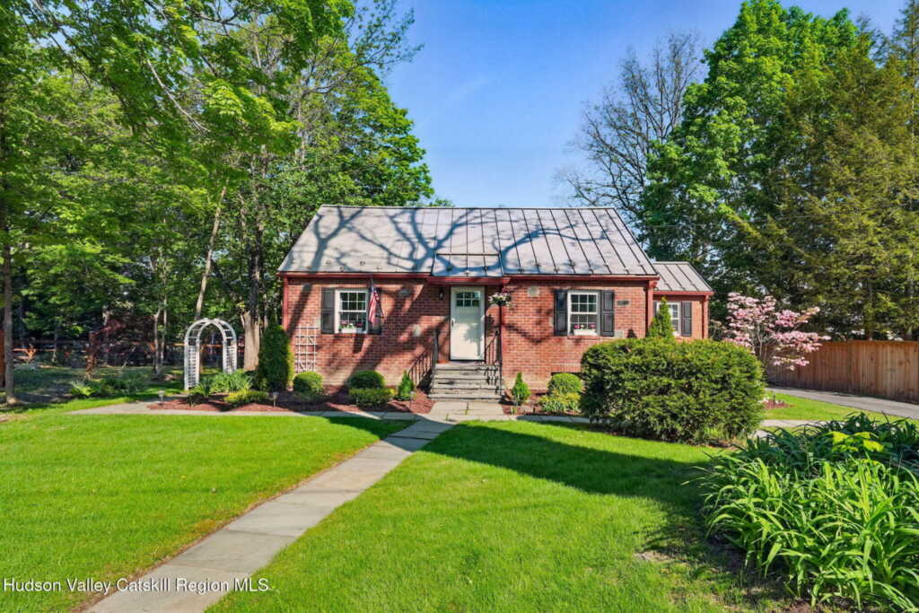 26 Zandhoek, Hurley, NY 12443 - Photo 2 of 15