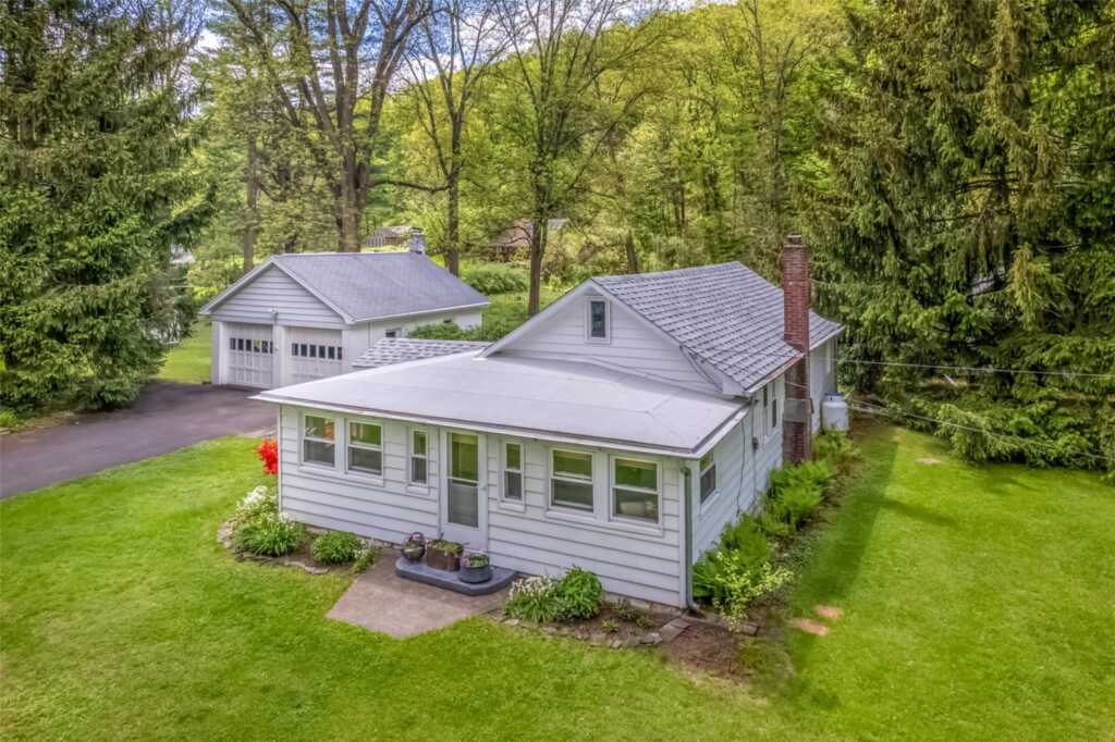 158 Esopus Creek Rd, Saugerties, NY 12477 - Photo 4 of 32