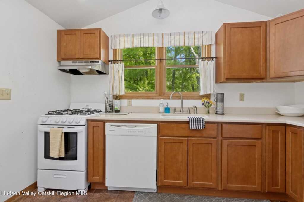 194 High Falls Road, Saugerties, NY 12477 - Photo 8 of 32
