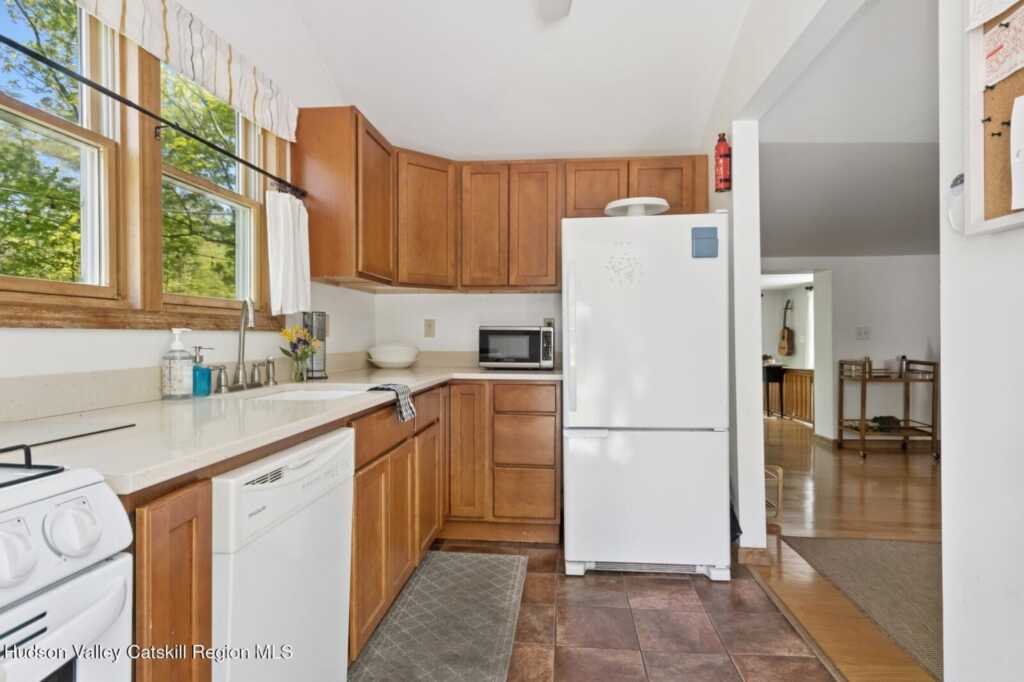 194 High Falls Road, Saugerties, NY 12477 - Photo 9 of 32