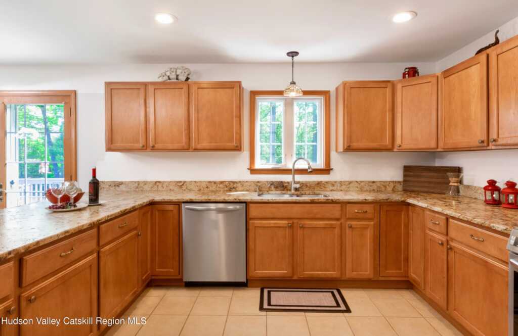 33 Camelot Court Court, Saugerties, NY 12477 - Photo 10 of 36