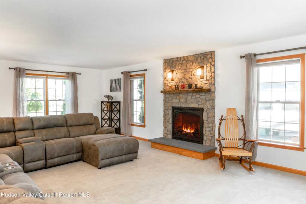 33 Camelot Court Court, Saugerties, NY 12477 - Photo 4 of 36