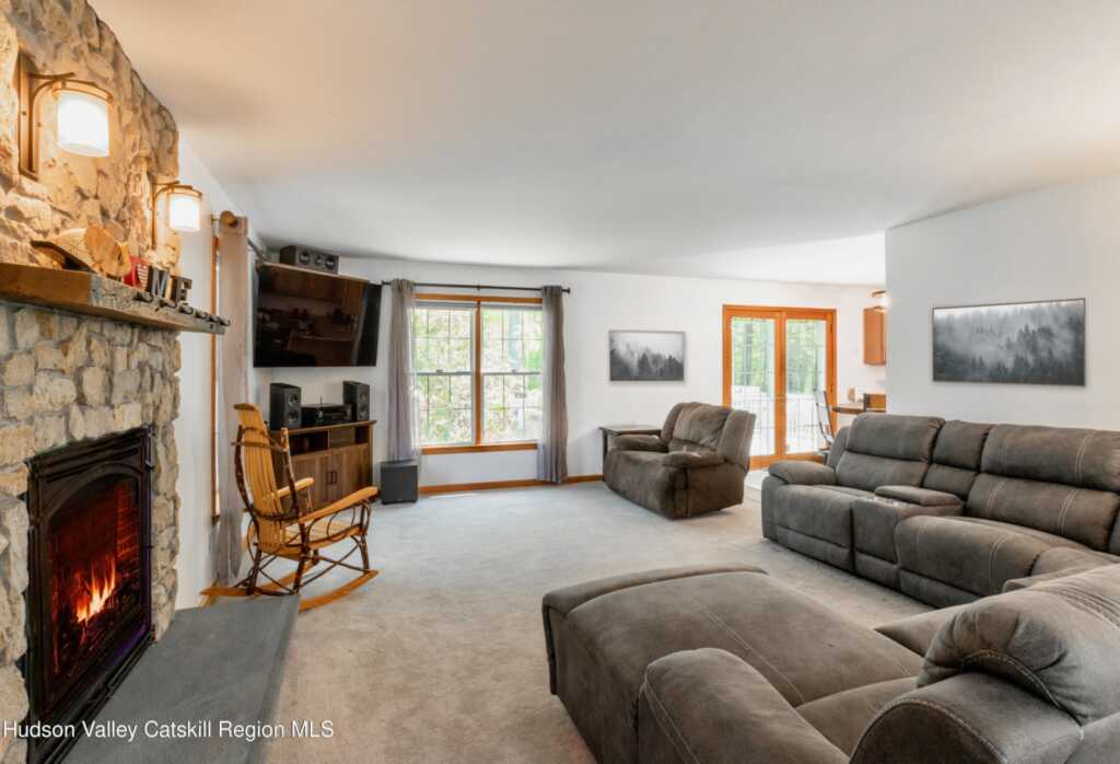 33 Camelot Court Court, Saugerties, NY 12477 - Photo 5 of 36
