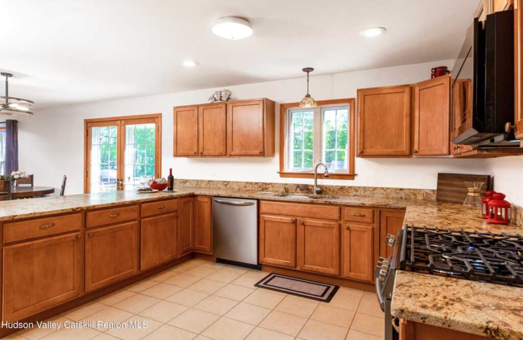 33 Camelot Court Court, Saugerties, NY 12477 - Photo 9 of 36