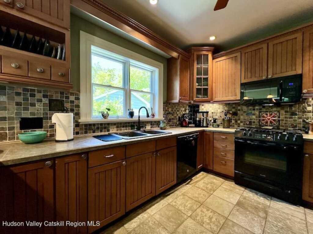 139 Washington Avenue, Kingston, NY 12401 - Photo 12 of 49