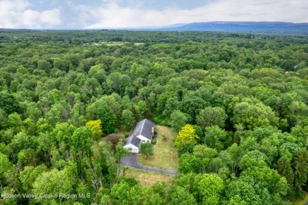 8 Enclave Manor Drive, New Paltz, NY 12561 - Photo 2 of 39