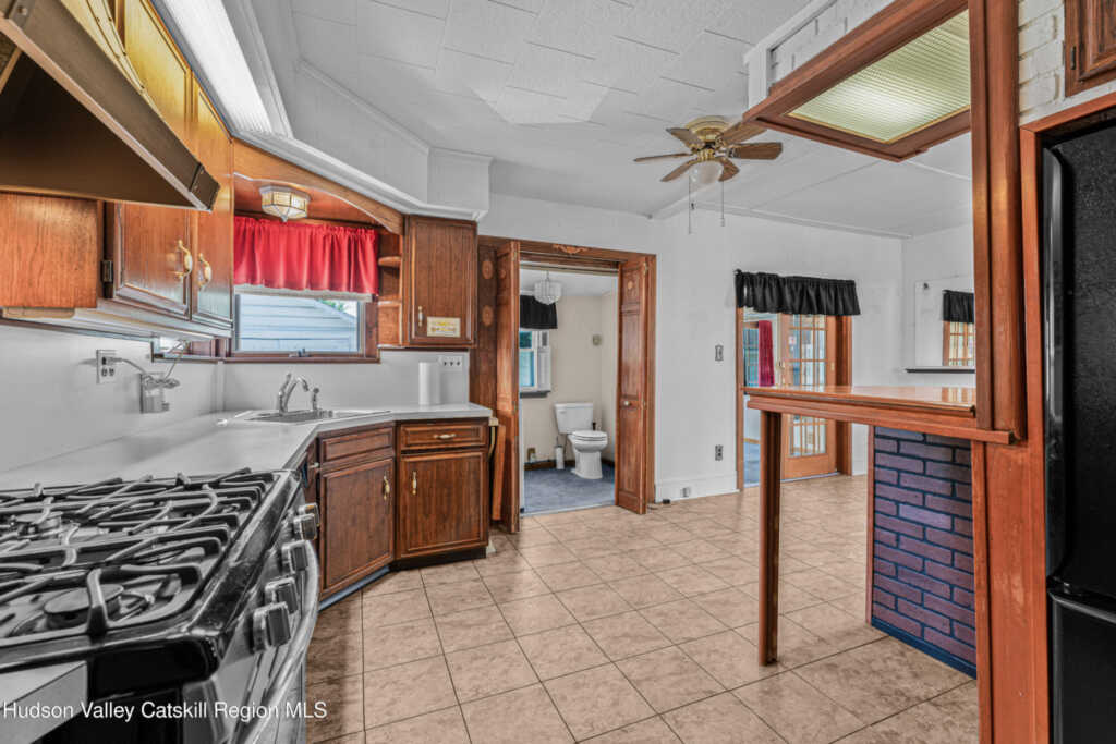 429 Albany Avenue, Kingston, NY 12401 - Photo 11 of 31