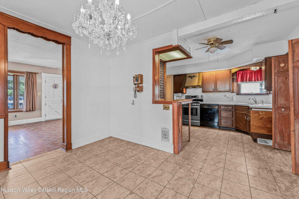 429 Albany Avenue, Kingston, NY 12401 - Photo 8 of 31