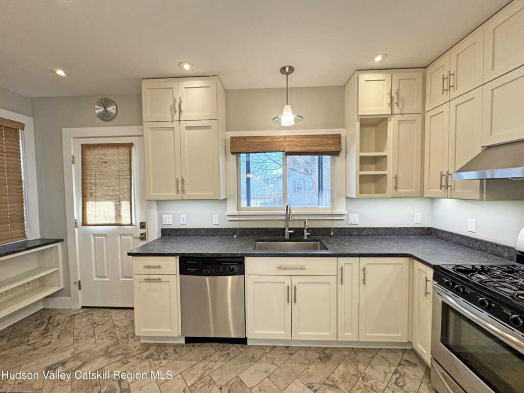 11 Bridge Street, Saugerties, NY 12477 - Photo 22 of 50
