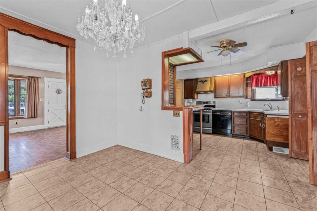 429 Albany Avenue, Kingston, NY 12401 - Photo 5 of 12