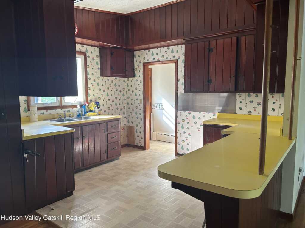 9 Lighthouse Drive, Saugerties, NY 12477 - Photo 2 of 16