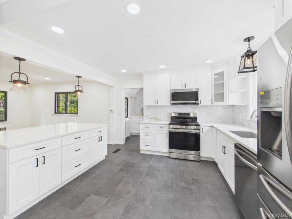 75 Lord Kitchener Road, New Rochelle, NY 10804 - Photo 19 of 47