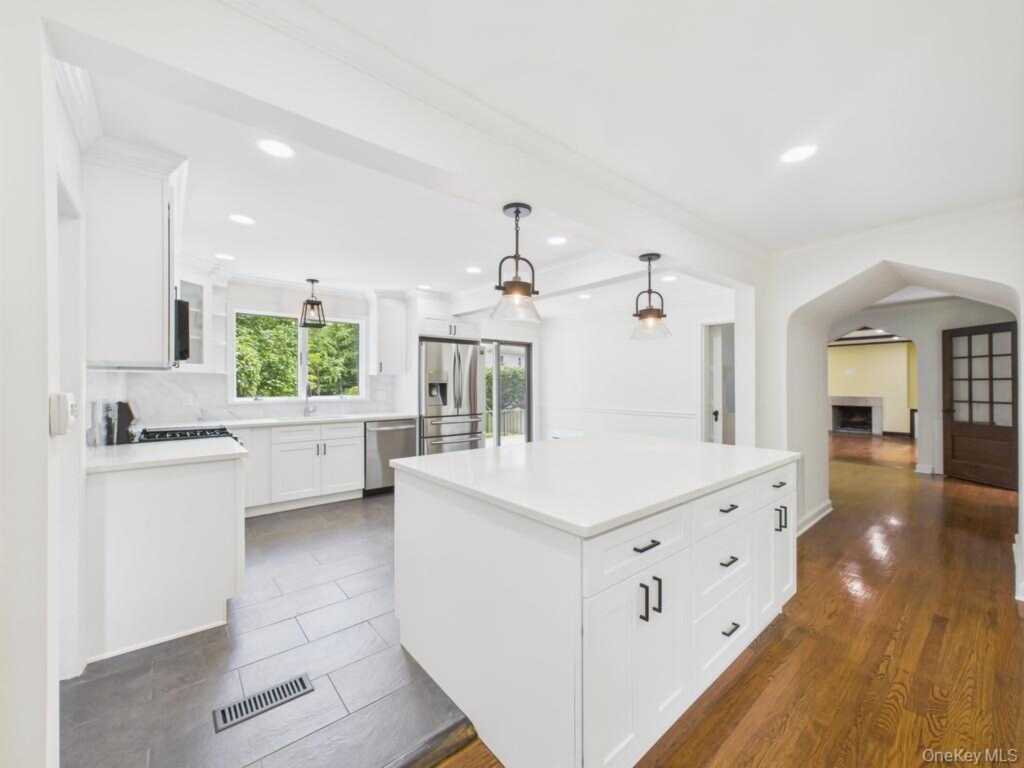 75 Lord Kitchener Road, New Rochelle, NY 10804 - Photo 3 of 47