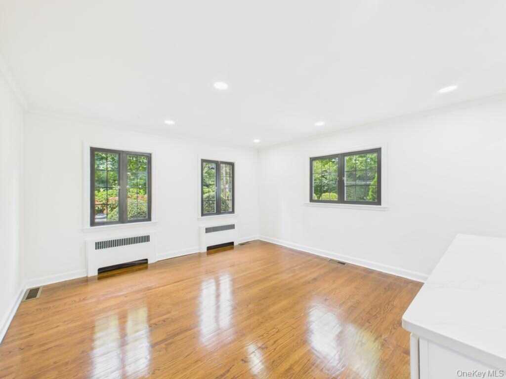 75 Lord Kitchener Road, New Rochelle, NY 10804 - Photo 4 of 47