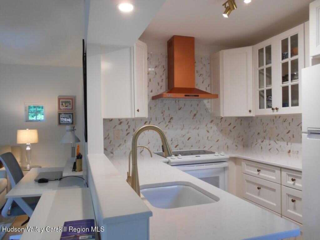 555 Mountain View Avenue, Hurley, NY 12443 - Photo 8 of 17