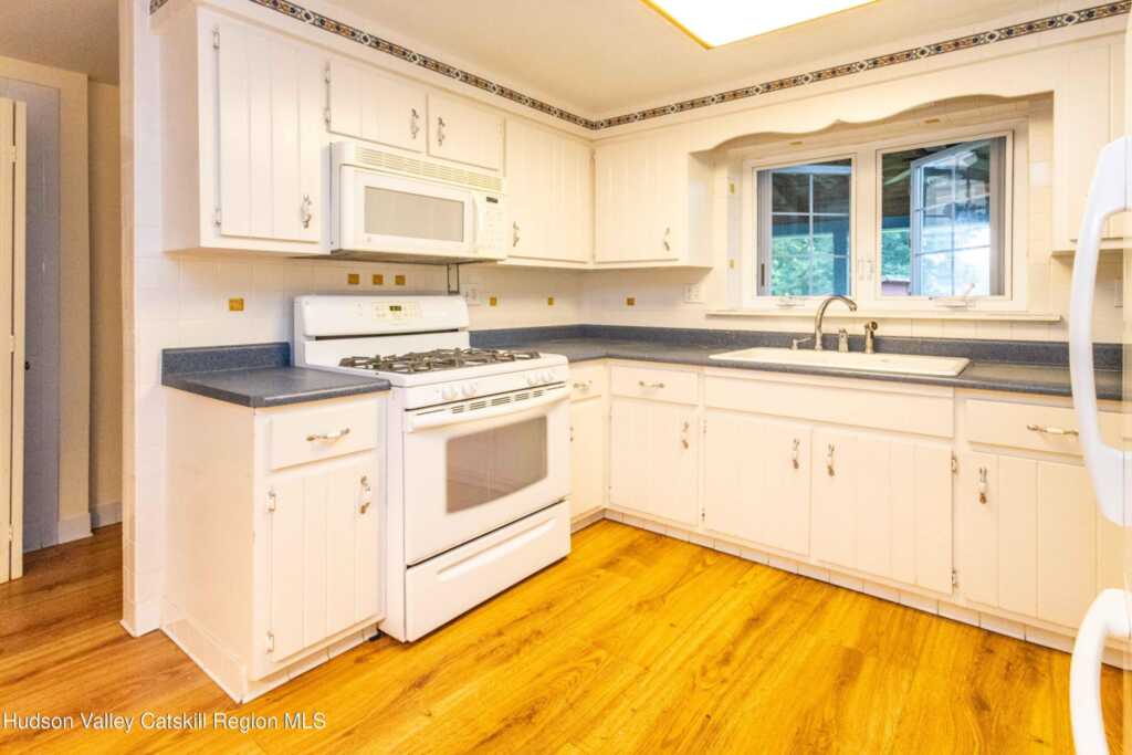 26 Elizabeth Street Street, Saugerties, NY 12477 - Photo 4 of 44