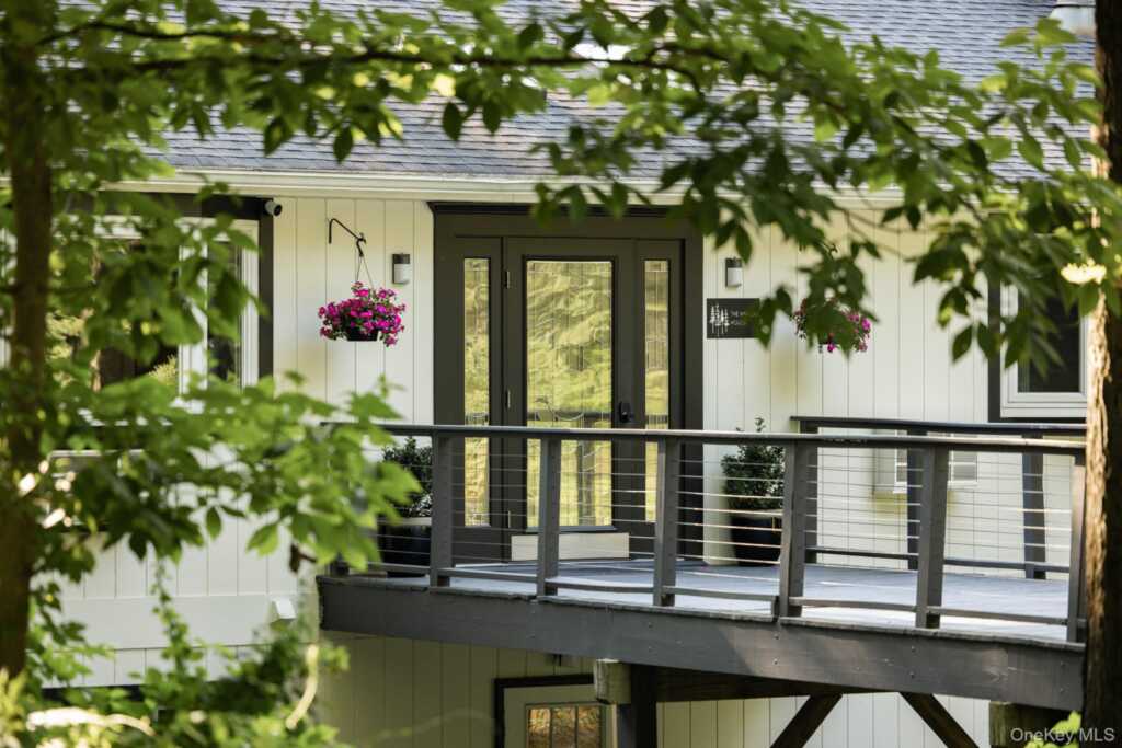439 Lake drive, Rhinebeck, NY 12572 - Photo 4 of 37