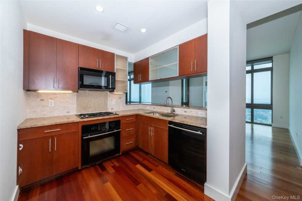 175 Huguenot Street, Unit #PH 701, New Rochelle, NY 10801 - Photo 11 of 32