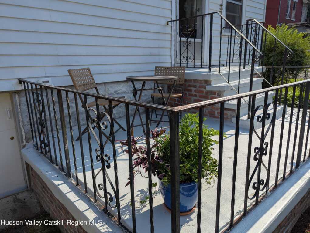 407 Delaware Avenue, Kingston, NY 12401 - Photo 4 of 44
