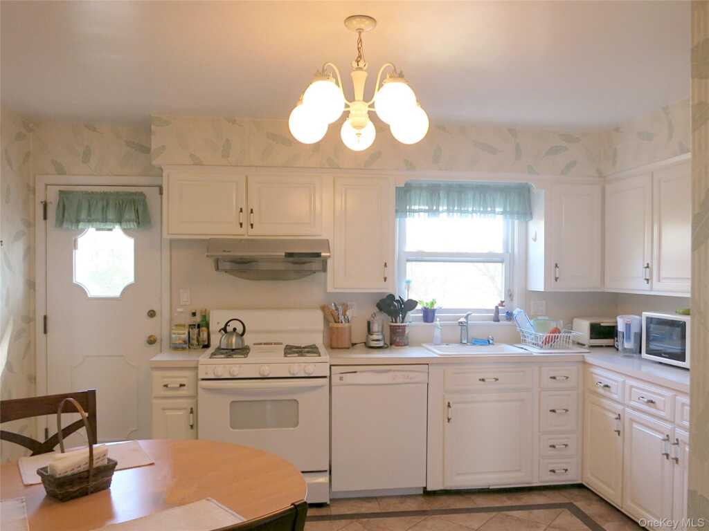 174 Waverly Road, New Rochelle, NY 10583 - Photo 5 of 19