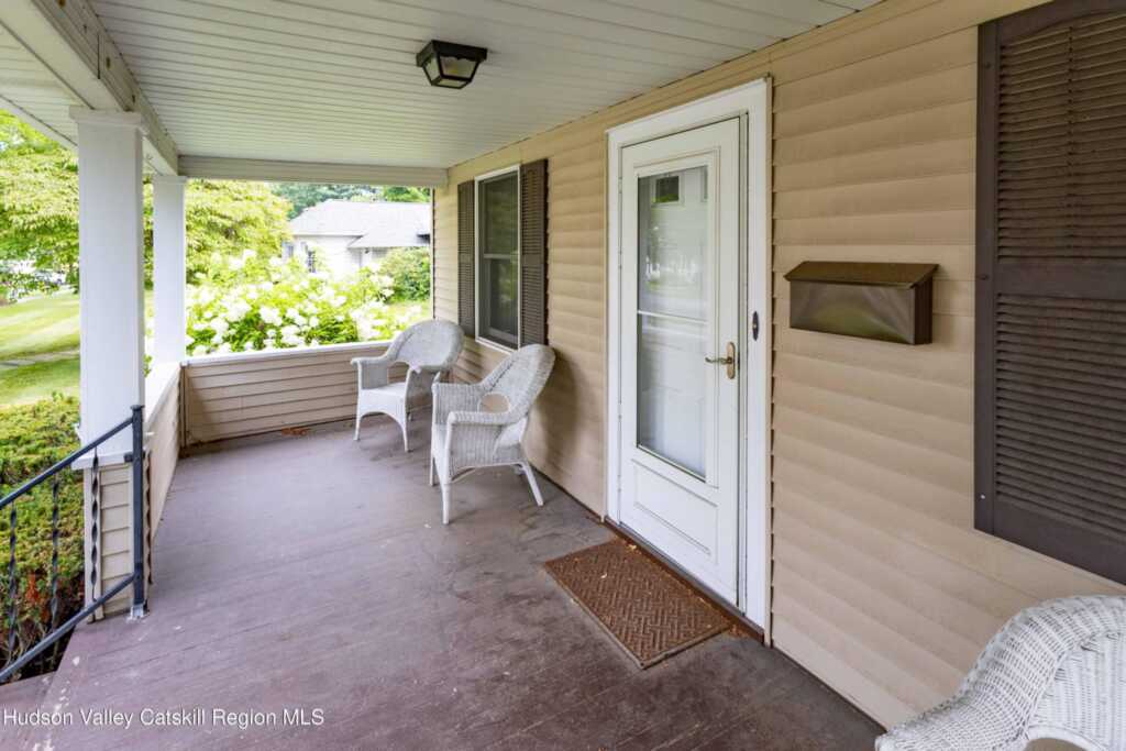 213 Washington Avenue Avenue, Saugerties, NY 12477 - Photo 4 of 37