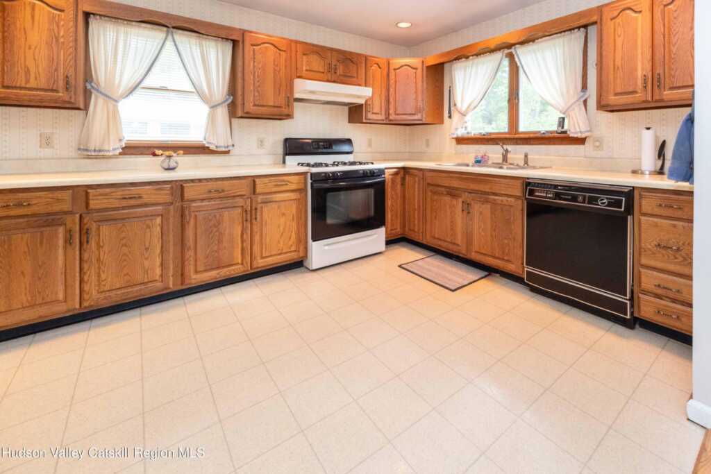 213 Washington Avenue Avenue, Saugerties, NY 12477 - Photo 8 of 37