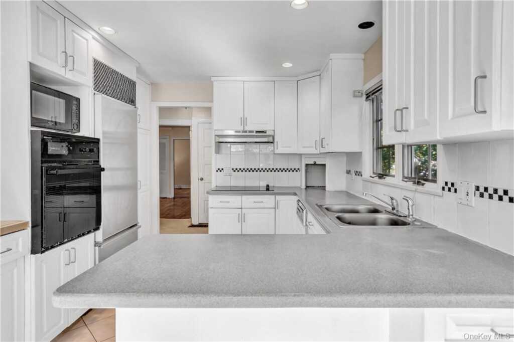 1058 Wilmot Road, New Rochelle, NY 10583 - Photo 9 of 19