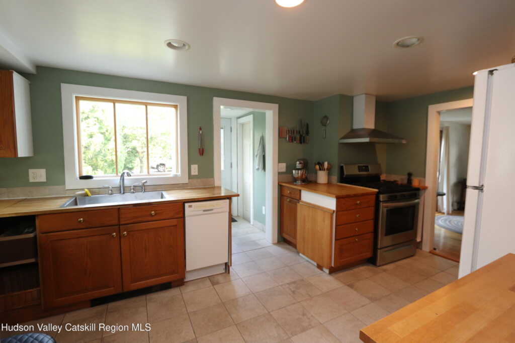 75 Washington Avenue, Saugerties, NY 12477 - Photo 2 of 31