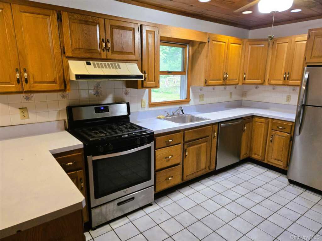 319 Sepasco Lake Road, Rhinebeck, NY 12572 - Photo 7 of 34