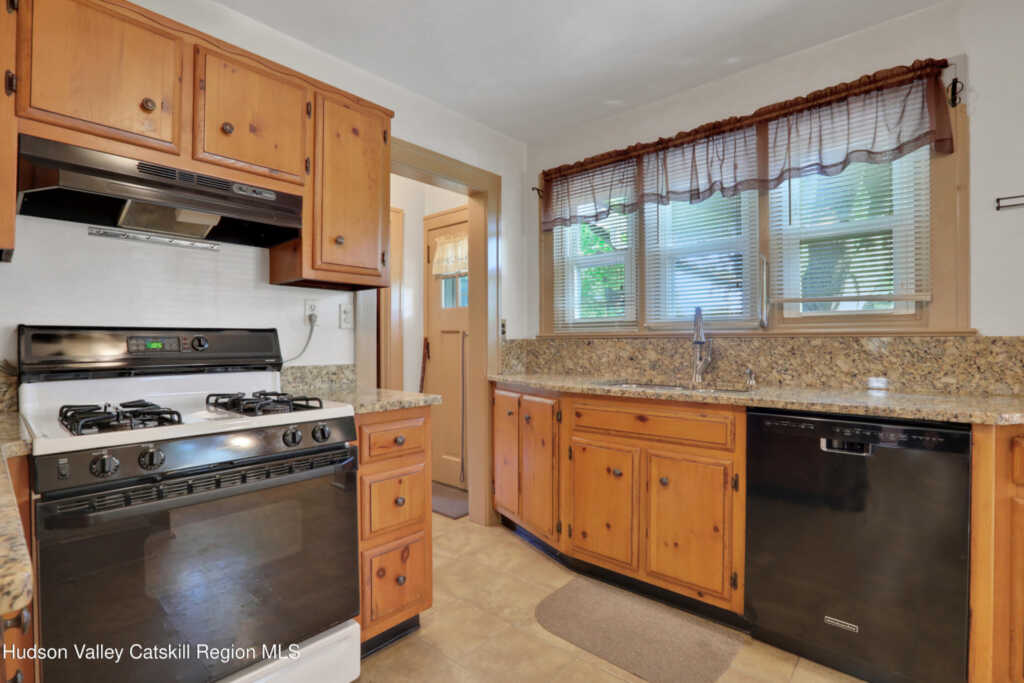 94 Roosevelt Avenue, Kingston, NY 12401 - Photo 11 of 27
