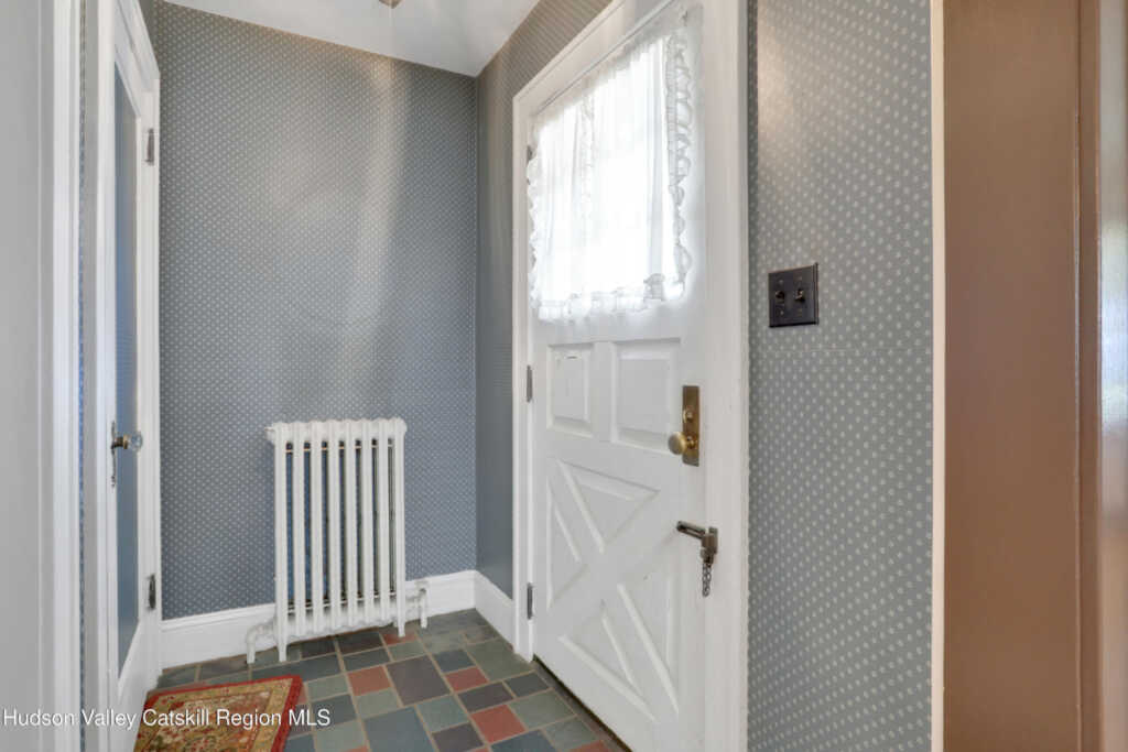 94 Roosevelt Avenue, Kingston, NY 12401 - Photo 4 of 27