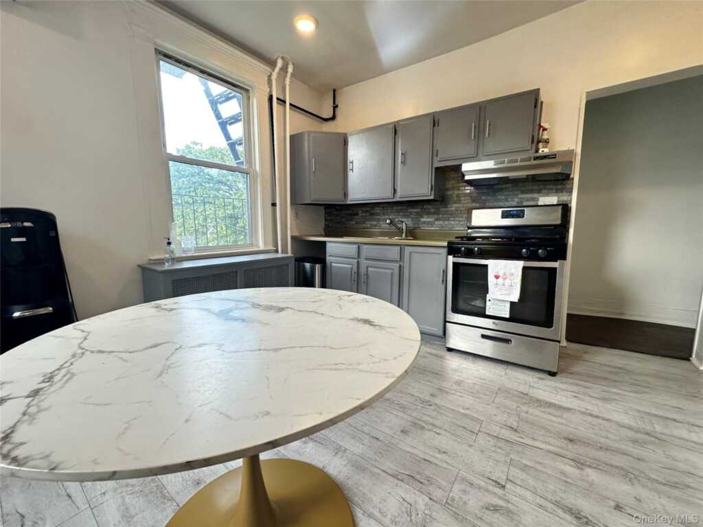 40 Crosby Place, Unit #Unit 2, New Rochelle, NY 10801 - Photo 5 of 9