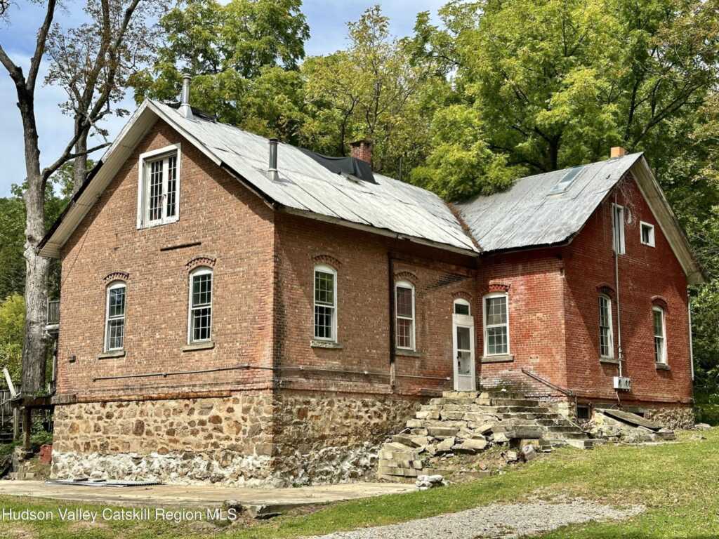 8 School House Lane, Rosendale, NY 12472