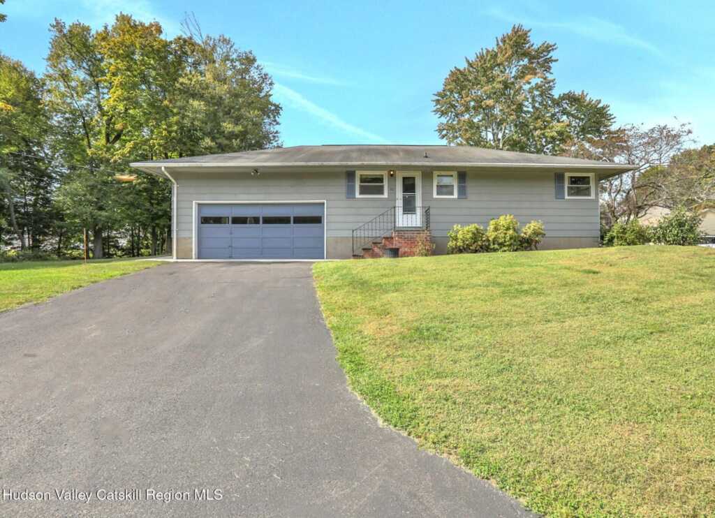 10 Meadow Court, Saugerties, NY 12477 - Photo 3 of 27