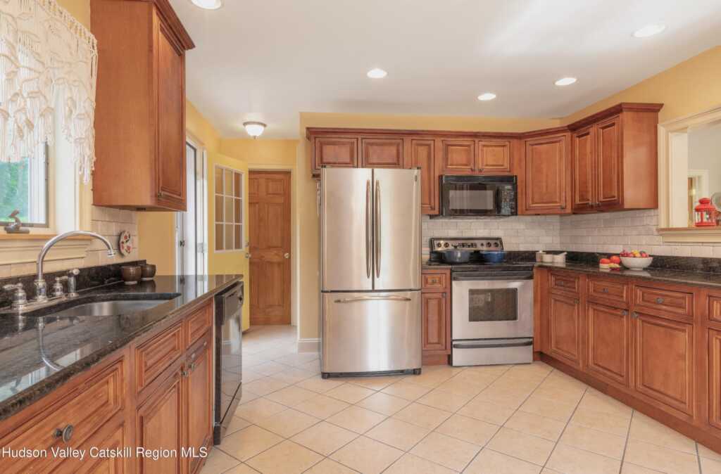 688 Churchland Road, Saugerties, NY 12477 - Photo 11 of 38