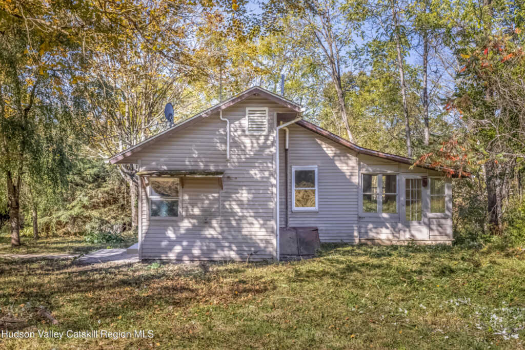 302 Pine Tree Lane, Kingston, NY 12401 - Photo 3 of 33