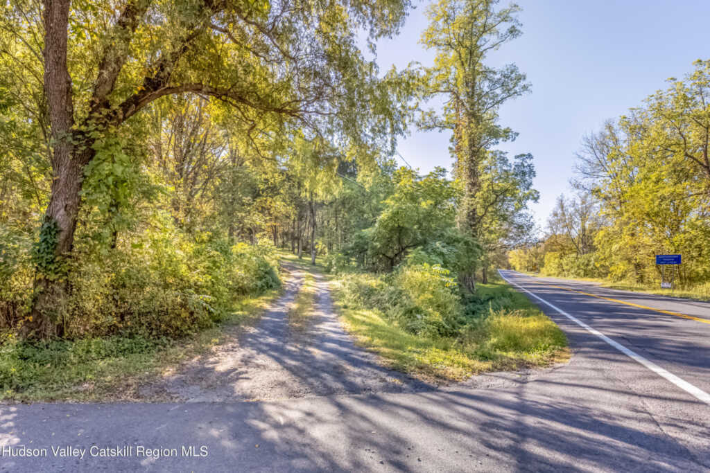 302 Pine Tree Lane, Kingston, NY 12401 - Photo 4 of 33