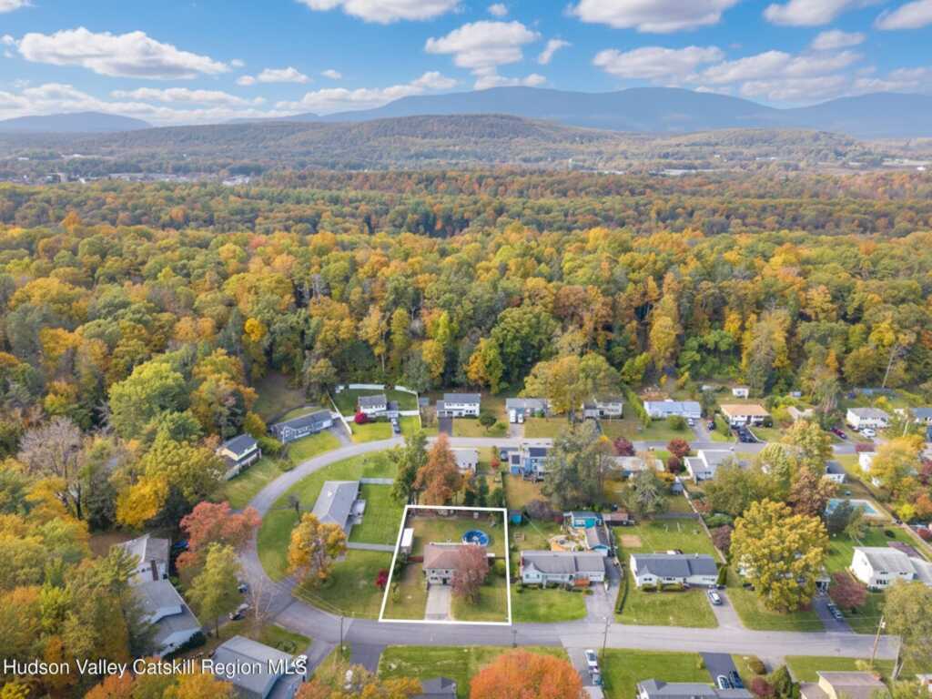 30 Willow Road, Saugerties, NY 12477 - Photo 2 of 40