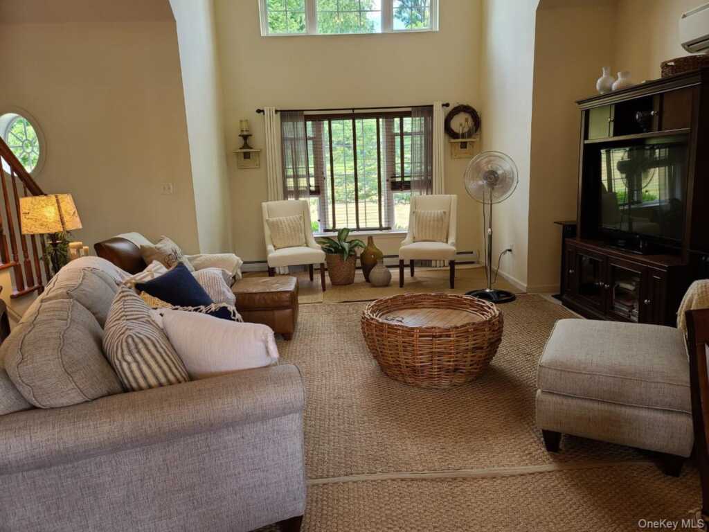 11 Beacham Road, Rhinebeck, NY 12572 - Photo 2 of 27