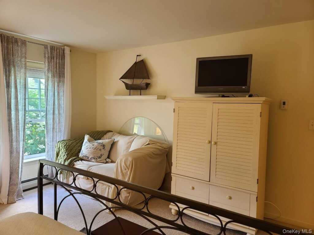 11 Beacham Road, Rhinebeck, NY 12572 - Photo 6 of 27