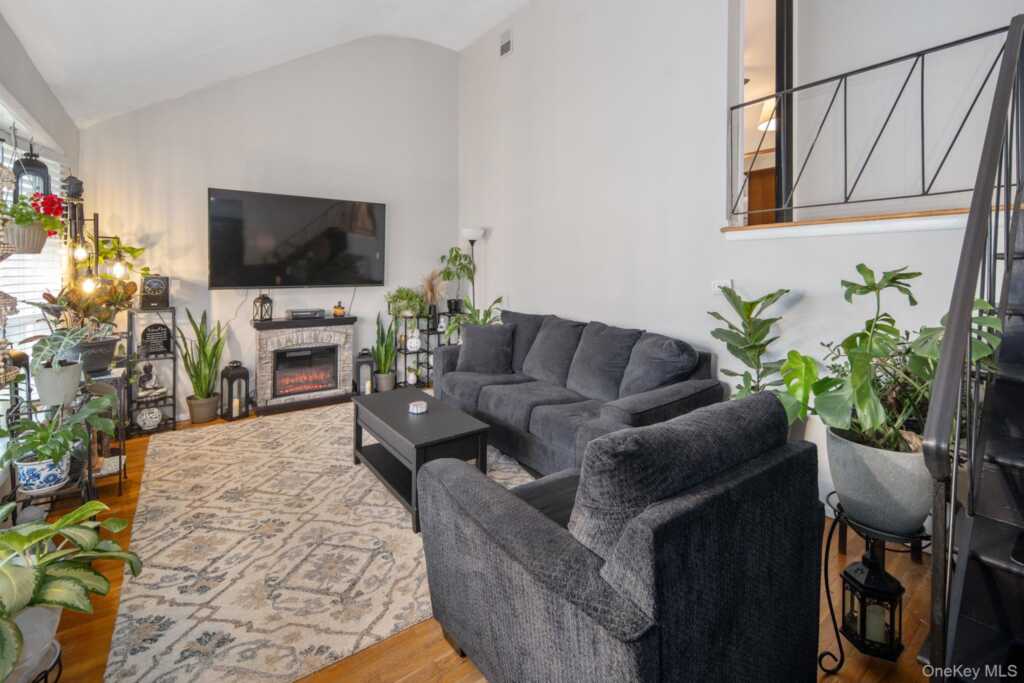 27 Appletree Drive, Saugerties, NY 12477 - Photo 3 of 41