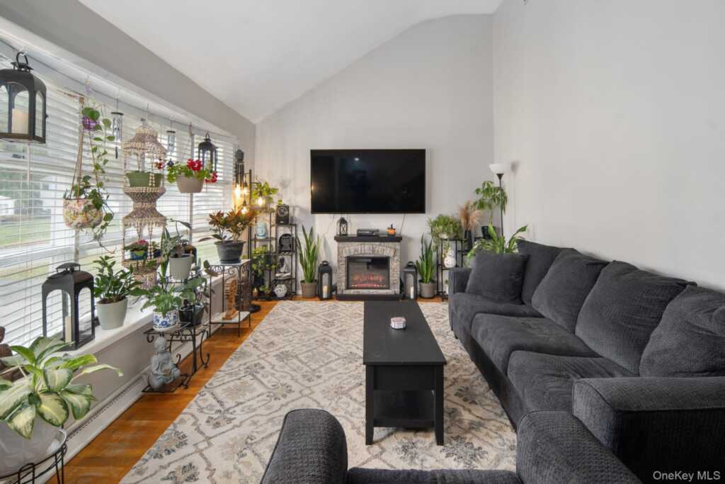 27 Appletree Drive, Saugerties, NY 12477 - Photo 4 of 41