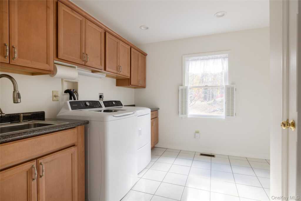 6 Somers Drive, Rhinebeck, NY 12572 - Photo 15 of 32