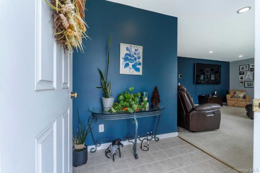 11 Carol Anns Way, Saugerties, NY 12477 - Photo 4 of 40