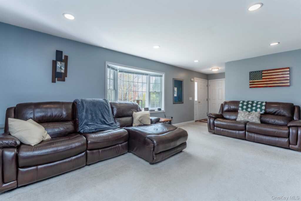 11 Carol Anns Way, Saugerties, NY 12477 - Photo 8 of 40