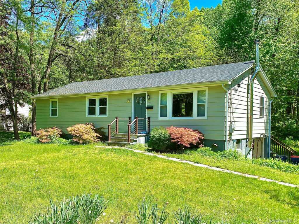 19 Crosmour Road, Rhinebeck, NY 12572 - Photo 2 of 29