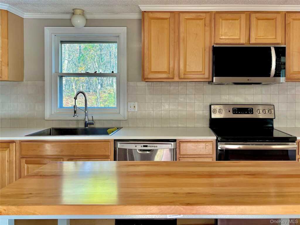 19 Crosmour Road, Rhinebeck, NY 12572 - Photo 9 of 29